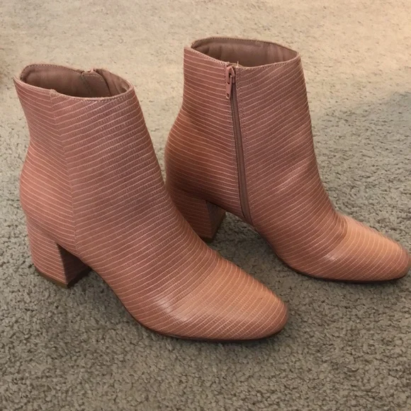 NWOT Blush Faux Crocodile Chinese Laundry ankle boots 2 1/2” heel - Picture 5 of 5